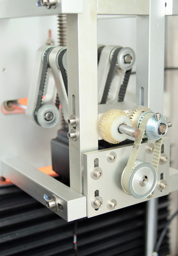 Etiketovací stroj na smršťovací návleky se dvěma hlavami