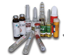 Stroj na vodorovné značení lahviček s automatickou korekční páskou pro výšku štítku 20–90