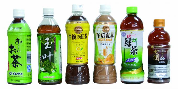 Oboustranný automatický aplikátor smršťovacích návleček na minerální vodu