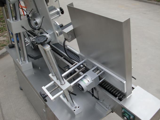 Vysokorychlostní malé kulaté plechovky lepicí stroj na štítky, stroj na štítky s černou lahví na oči pro kosmetiku