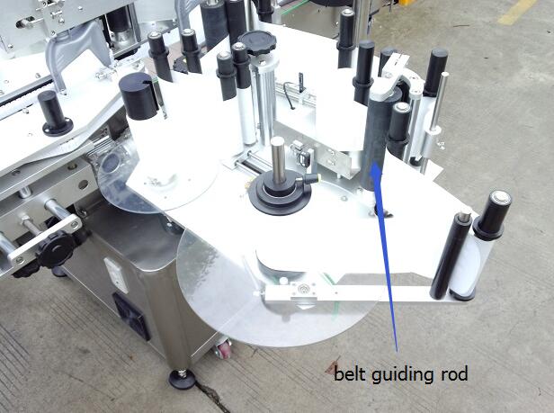 Automatický oboustranný štítkovací stroj s točnou a detekcí kouzelného oka