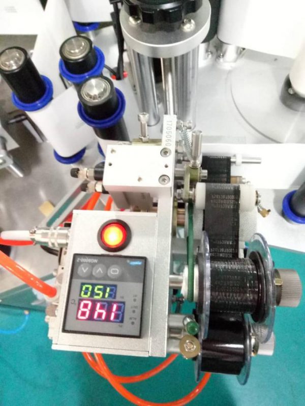 Štítek s automatickým štítkovacím štítkovým štítkovacím strojem s pagingovým zařízením a kódovacím strojem