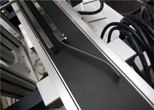 Plně automatický štítkovací stroj na štítky pro prázdné plastové obálky