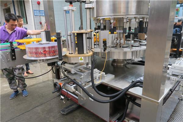 Stroj na označování rotačních samolepek CE Jedna plně automatická láhev s křídly