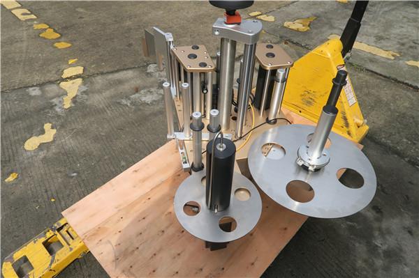 Rotační etiketovač s kulatými lahvemi a systémem etiketovacích strojů s rotační miskou