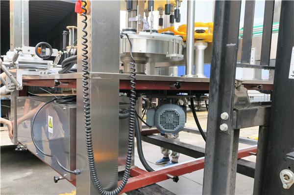 Kulatá láhev Rotační samolepka Etiketovací strojní zařízení Tloušťka ≥ 30 mm