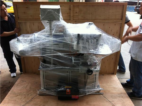 Aplikátor etiket na štítky s rychlostí 45 m / min. Pro lahve Sqaure / Round / Flat Water