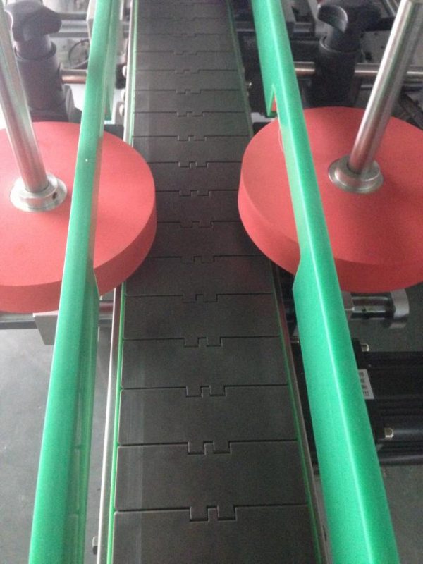 Automatický aplikátor etiket pro kulatou / hranatou / subuliformní láhev