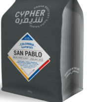 Aplikátor štítků na přední a zadní stranu s korekčním mechanismem, štítkovací stroj