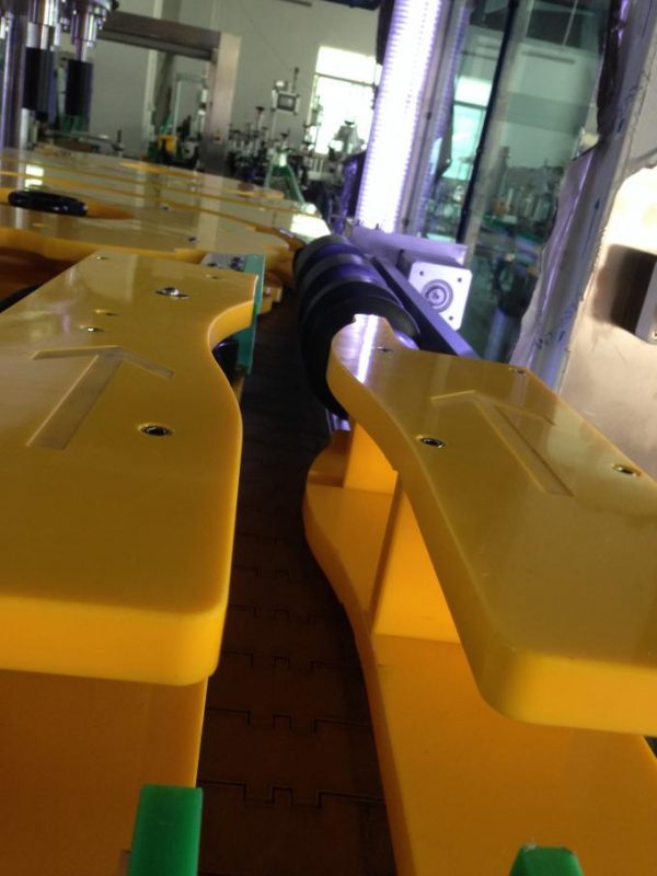 Stroj na značení lahví na víno a pivo, etiketovač kulatých lahví