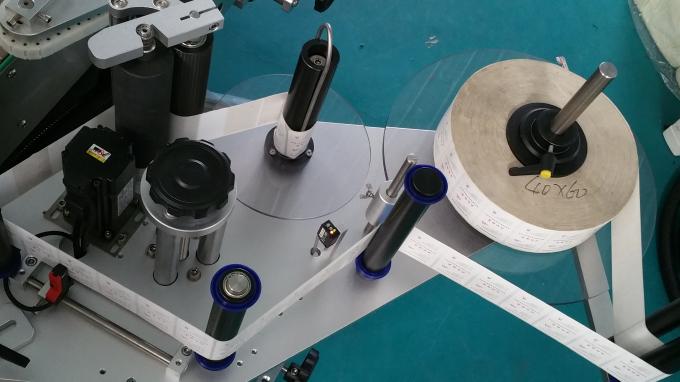 Stroj na nanášení samolepek na čtvercové lahve o hmotnosti 25 kg, etiketovací stroj s lahvemi na krmení stabilní rychlostí