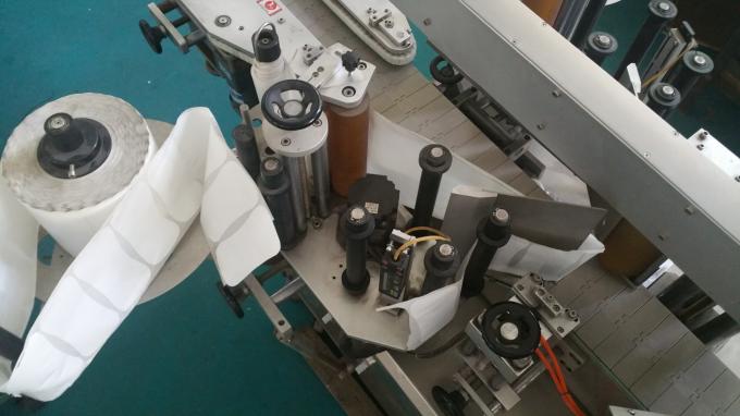 Stroj na nanášení samolepek na čtvercové lahve o hmotnosti 25 kg, etiketovací stroj s lahvemi na krmení stabilní rychlostí