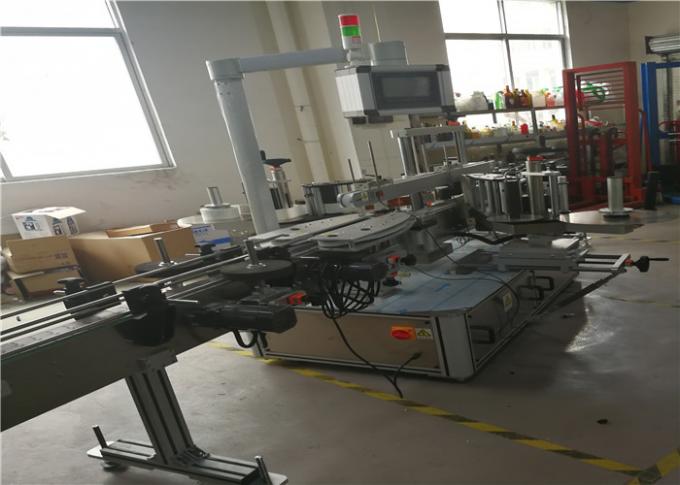 Samolepicí samolepicí etiketovací stroj pro chemické, vodní plastové lahve Stick 3 štítky