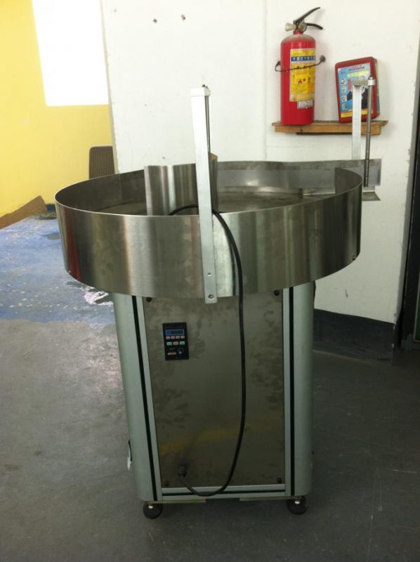 Plně automatický oboustranný samolepicí aplikátor etiket