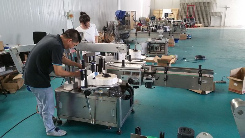 Čína přizpůsobený stroj na značení lahví na vodu, automatický etiketovací stroj pro dodavatele oboustranných dodávek