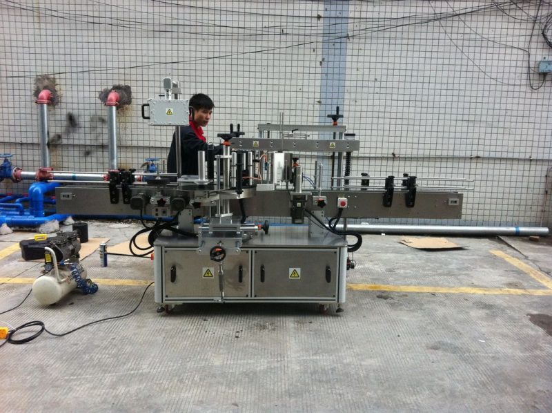 Čína Plně automatický lepicí stroj na kulaté lahve pro lahve na domácí mazlíčky přední a zadní dodavatel